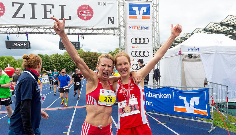 Marathon- und zehn Kilometerlauf-Gewinnerinnen. Die TSG-Frauen Bettina Englisch und Isabel Leibfried (ganz re.) sind mit ihren Leistungen mehr als zufrieden. Marathon- und zehn Kilometerlauf-Gewinnerinnen. Die TSG-Frauen Bettina Englisch und Isabel Leibfried (ganz re.) sind mit ihren Leistungen mehr als zufrieden.