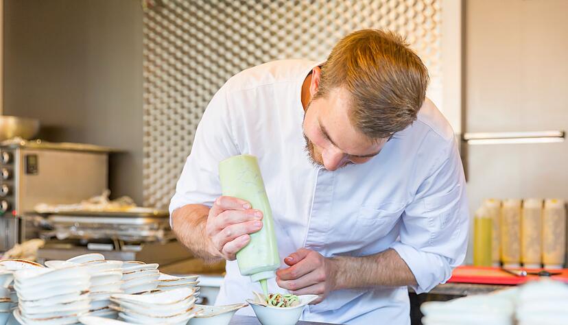 Koch Thomas Pichlmaier lebt seine Leidenschaft für die Küche seiner Heimat in seinem Unternehmen «Austrian Tapas». Koch Thomas Pichlmaier lebt seine Leidenschaft für die Küche seiner Heimat in seinem Unternehmen «Austrian Tapas».