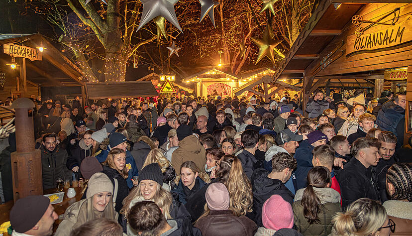 Der Andrang am Samstagabend ist trotz der Minustemperaturen gro&szlig;.