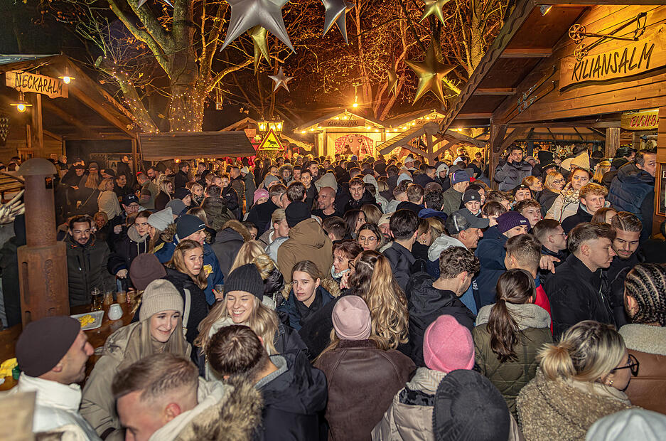 Der Andrang am Samstagabend ist trotz der Minustemperaturen groß.