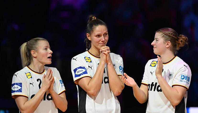 Antje Döll, Xenia Smits und Nina Engel (l-r) freuen sich über WM-Silber. Antje Döll, Xenia Smits und Nina Engel (l-r) freuen sich über WM-Silber.