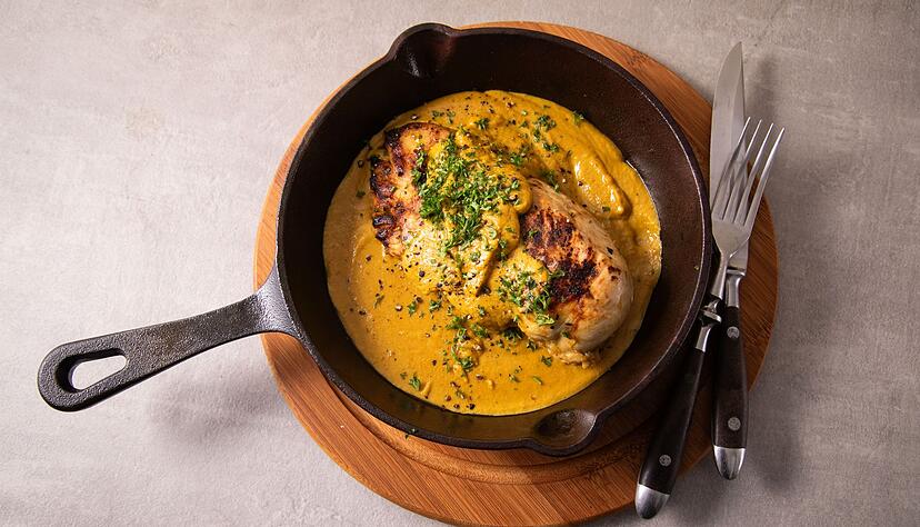 Die fruchtig-säuerliche Note von Sanddornnektar verleiht dem Geflügelgericht nicht nur den Namen, sondern dem Sanddornhähnchen auch eine wunderbare Frische. Die fruchtig-säuerliche Note von Sanddornnektar verleiht dem Geflügelgericht nicht nur den Namen, sondern dem Sanddornhähnchen auch eine wunderbare Frische.