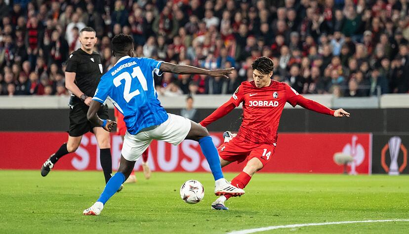 Der SC Freiburg machte Mitte der ersten Halbzeit viel Druck - wie hier Suzuki (r).