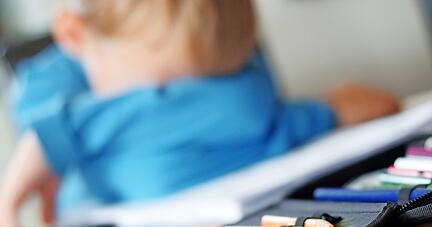 Todmüde im Unterricht: Nichts Ungewöhnliches, wenn der Bruder, mit dem man das Zimmer teilt, die ganze Nacht zockt.
 Foto: pegbes/stock.adobe.com