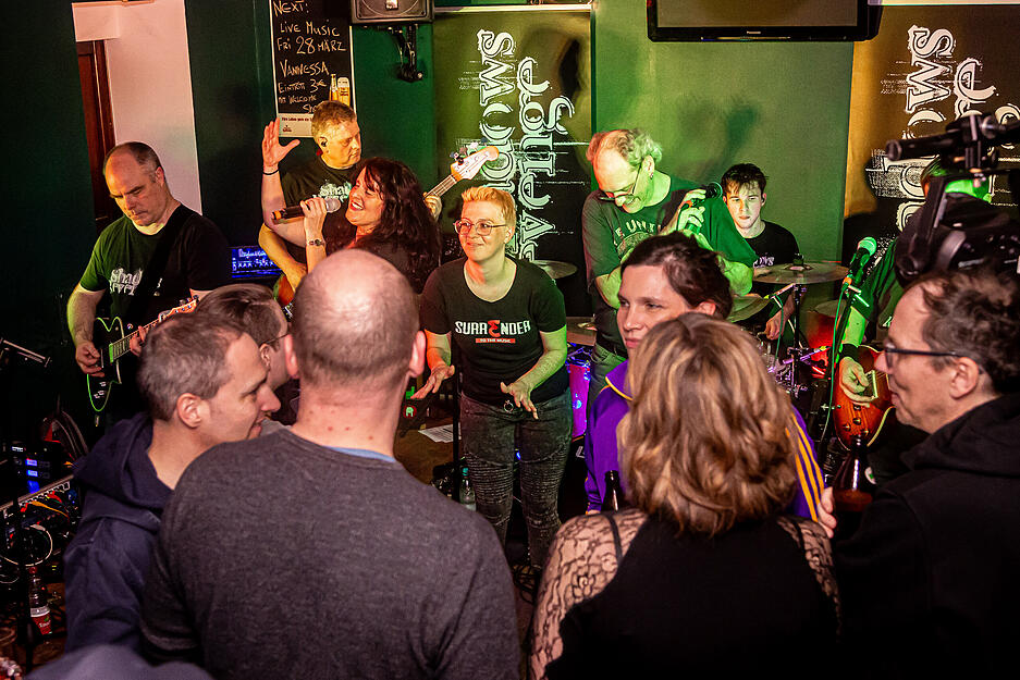 Unter den neun Lokalen, die bei der 34. Auflage der Live-Nacht in Heilbronn teilgenommen haben, ist auch der Irish Pub. Hier spielt die Band 7 More Days. Unter den neun Lokalen, die bei der 34. Auflage der Live-Nacht in Heilbronn teilgenommen haben, ist auch der Irish Pub. Hier spielt die Band 7 More Days.