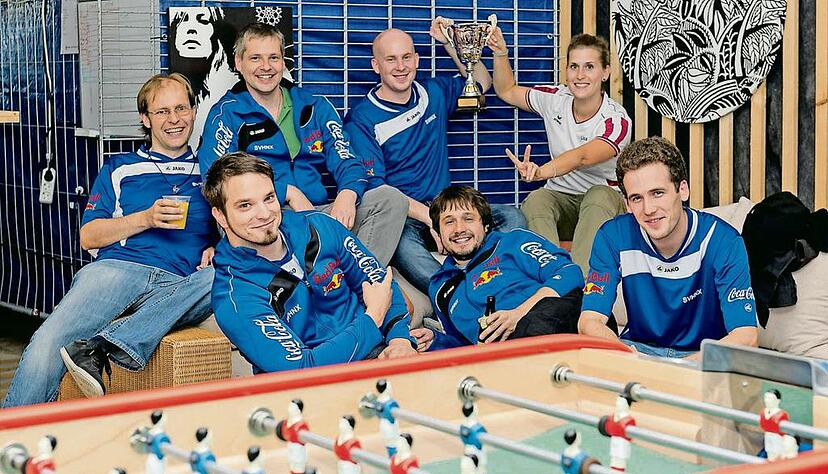 Und sie haben den Pokal: Die Heilbronner Tischkicker stemmen ihre Trophäe für den Gewinn des Landestitels in die Höhe. Mit allerlei Tricks und viel Übung haben sie den Titel geholt.Foto: Dennis Mugler Und sie haben den Pokal: Die Heilbronner Tischkicker stemmen ihre Trophäe für den Gewinn des Landestitels in die Höhe. Mit allerlei Tricks und viel Übung haben sie den Titel geholt.Foto: Dennis Mugler