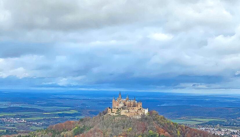 Auch im Spätherbst, wenn die Bäume kahl werden, bietet der Weg entlang des Albtraufs ein beeindruckendes Panorama.