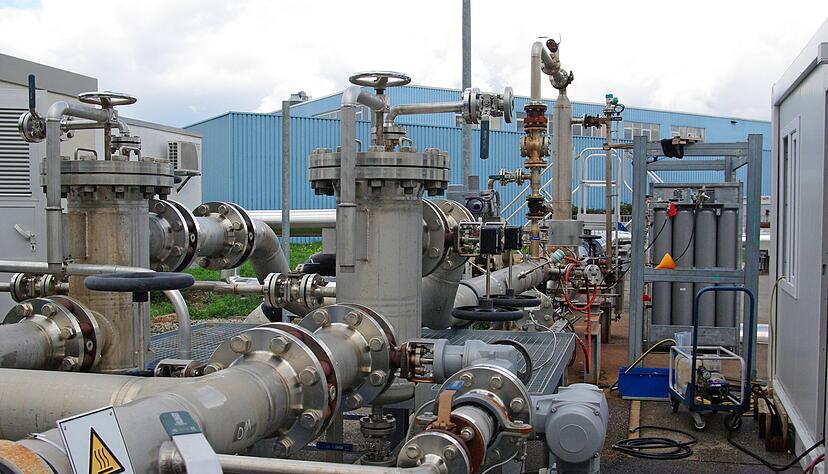 Das Geothermiekraftwerk Bruchsal wirkt auf den ersten Blick wie ein gro&szlig;er R&ouml;hrenknoten. Hier testet der Energieversorger EnBW, ob sich aus dem hei&szlig;en Wasser gel&ouml;stes Lithium gewinnen l&auml;sst.