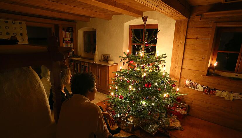 Weihnachtszimmer schmücken - für manche Leute gehört der Christbaum einfach dazu. Weihnachtszimmer schmücken - für manche Leute gehört der Christbaum einfach dazu.
