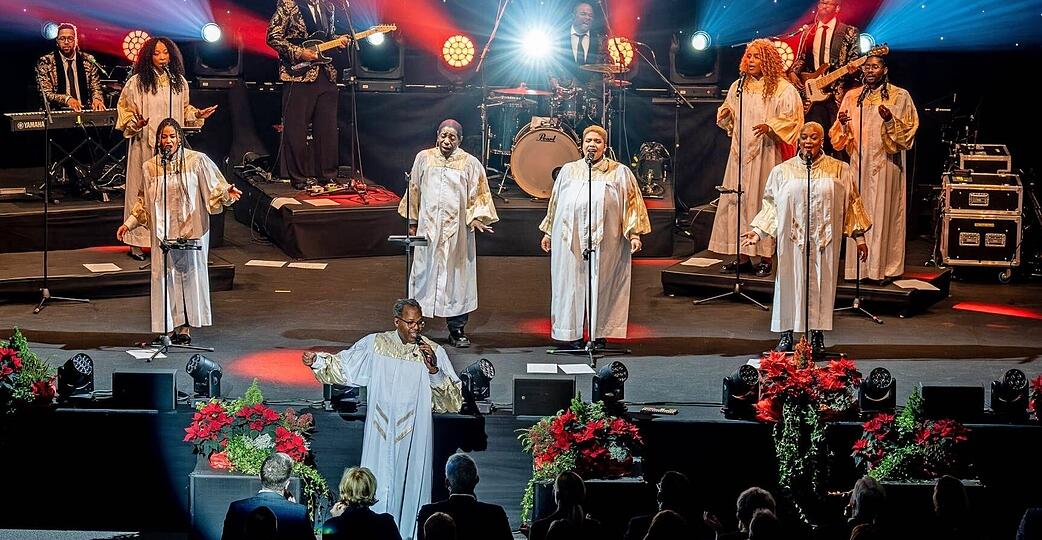 &bdquo;Thank You Lord&ldquo;: Mit ihrer unmittelbaren Anrede und professionellen Show begeistern The Golden Voices of Gospel in Neckarsulm beim Weihnachtskonzert im Audi-Forum.