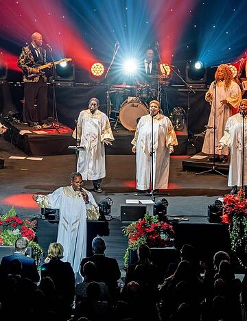 &bdquo;Thank You Lord&ldquo;: Mit ihrer unmittelbaren Anrede und professionellen Show begeistern The Golden Voices of Gospel in Neckarsulm beim Weihnachtskonzert im Audi-Forum.