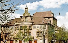 Das alte Stadttheater am Nordende der Allee entstand 1913. Es fiel erst 1970.
