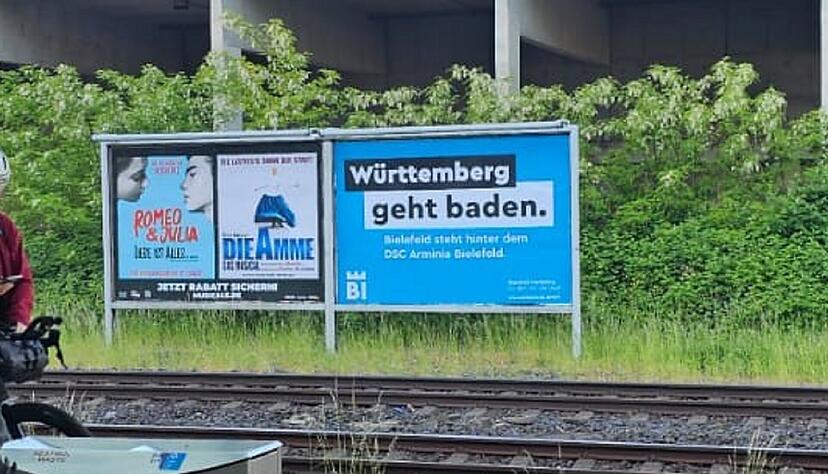 Die Stadt Bielefeld hat in Berlin einige Plakate aufgehängt mit humorvollen Sprüchen vor dem Pokalfinale des VfB Stuttgart gegen Arminia Bielefeld.