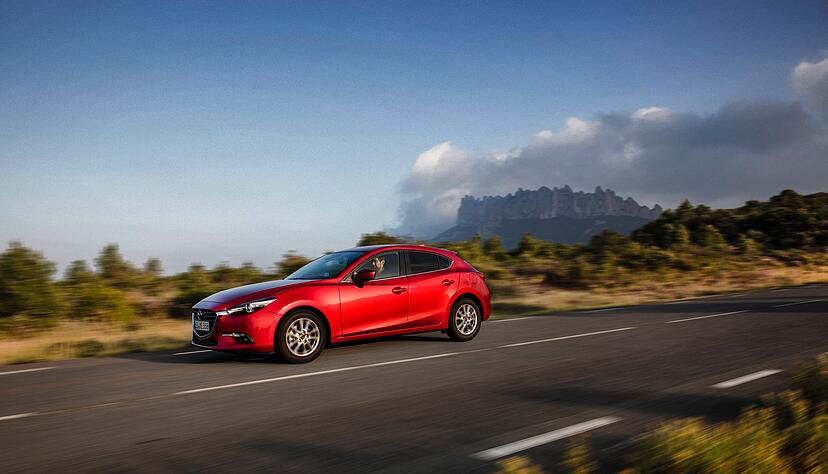 Kunstvoll gezeichneter Kompakter? Das müssen Sie selbst entscheiden - aber aus der Masse der Konkurrenz dürfte der Mazda3 schon herausstechen.