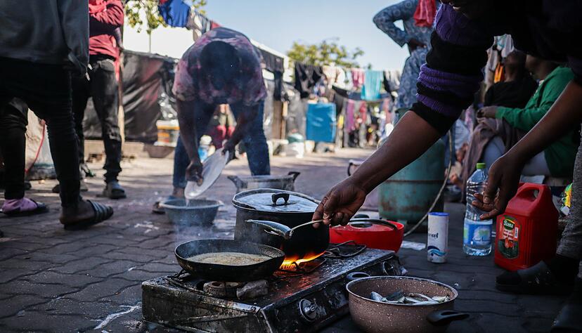 Viele Menschen warten Monate oder Jahre auf eine &Uuml;berfahrt nach Europa. (Archivbild)