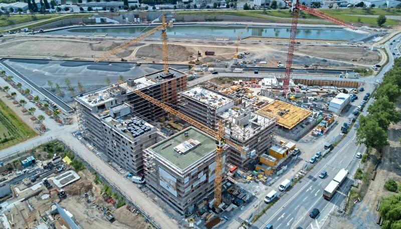Das Luftbild zeigt die unterschiedlichen Baufortschritte im Neckarbogen. Während im mittleren Baufeld bei fast allen Gebäuden der Rohbau steht, sind in den beiden anderen Abschnitten noch keine Höhen erkennbar. Foto: Manuel Maier Das Luftbild zeigt die unterschiedlichen Baufortschritte im Neckarbogen. Während im mittleren Baufeld bei fast allen Gebäuden der Rohbau steht, sind in den beiden anderen Abschnitten noch keine Höhen erkennbar. Foto: Manuel Maier