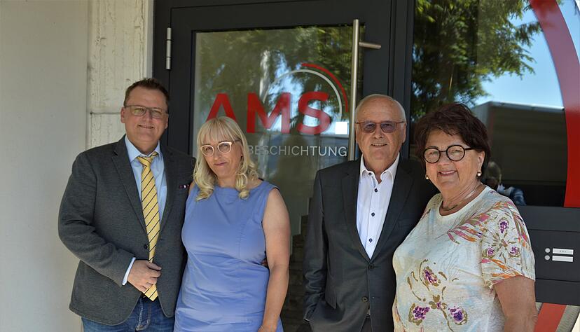 Zwei Generationen der Geschäftsführung auf einem Foto: Inhaber Alexander Schett mit Gattin Katja Schett sowie die beiden Seniorchefs Michael und Anneliese Schett (von links).
Foto: Julian Ruf Zwei Generationen der Geschäftsführung auf einem Foto: Inhaber Alexander Schett mit Gattin Katja Schett sowie die beiden Seniorchefs Michael und Anneliese Schett (von links).
Foto: Julian Ruf