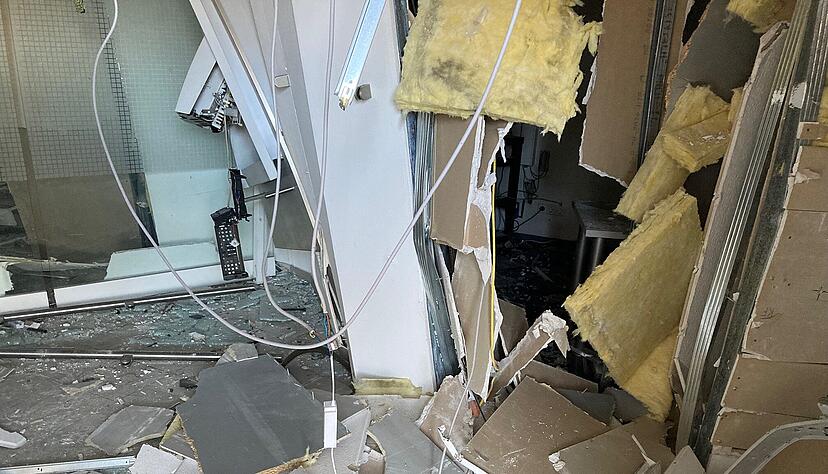 Mitarbeiter der Sparkasse sicherten die zerstörten Fenster mit Pressspanplatten. Mitarbeiter der Sparkasse sicherten die zerstörten Fenster mit Pressspanplatten.