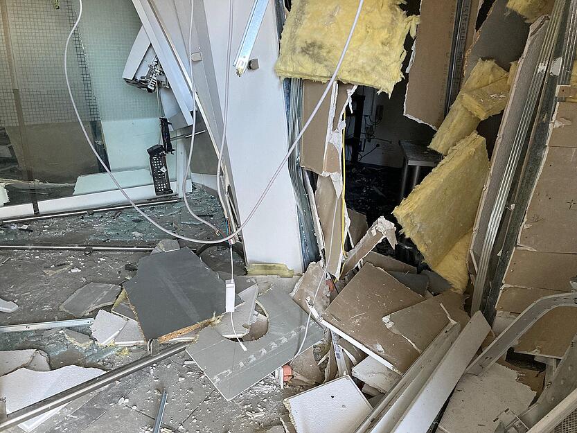 Mitarbeiter der Sparkasse sicherten die zerstörten Fenster mit Pressspanplatten.