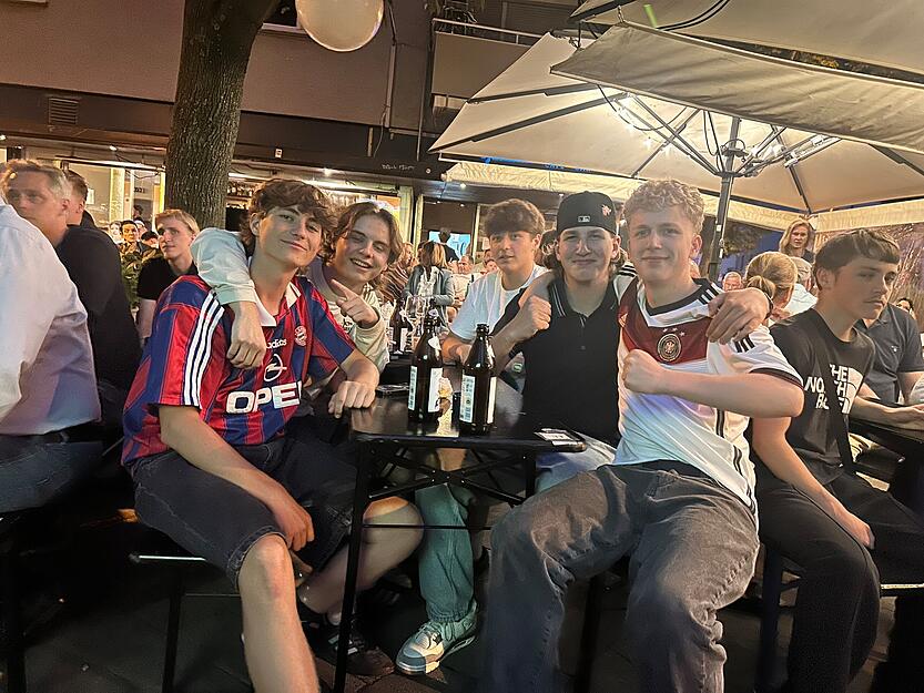 Im Hartmans in Heilbronn verfolgen Fans beim Public Viewing gespannt die zweite Halbzeit.