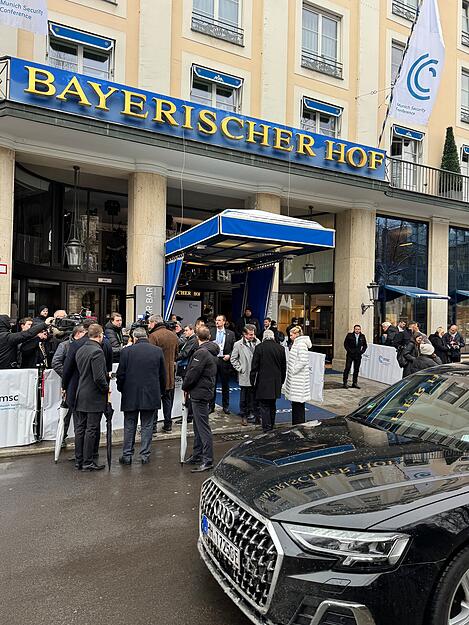 Bayerns Ministerpräsident Markus Söder (CSU) kommt zu Fuß am Tagungsort, dem Hotel Bayerischer Hof, an und gibt Interviews. Bayerns Ministerpräsident Markus Söder (CSU) kommt zu Fuß am Tagungsort, dem Hotel Bayerischer Hof, an und gibt Interviews.