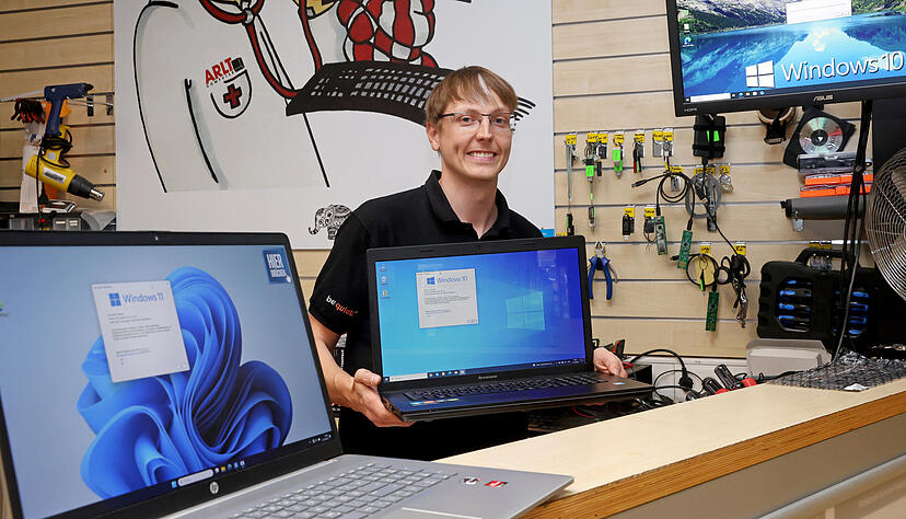 Modellwechsel: Stefan Spitzbarth, Filialleiter von Arlt Computer in Heilbronn, zeigt einen Rechner auf dem Windows 10 noch installiert ist.