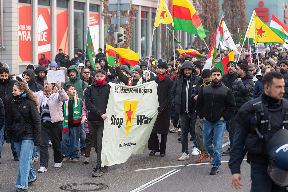 Teilnehmer einer pro-kurdischen Demonstration ziehen durch die Innenstadt von Heilbronn.