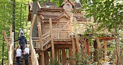 Einer der Hauptpreise der Tombola ist eine Übernachtung mit Frühstück im Baumhaus für maximal vier Personen inklusive freien Eintritts ins Wildparadies Tripsdrill. Einer der Hauptpreise der Tombola ist eine Übernachtung mit Frühstück im Baumhaus für maximal vier Personen inklusive freien Eintritts ins Wildparadies Tripsdrill.