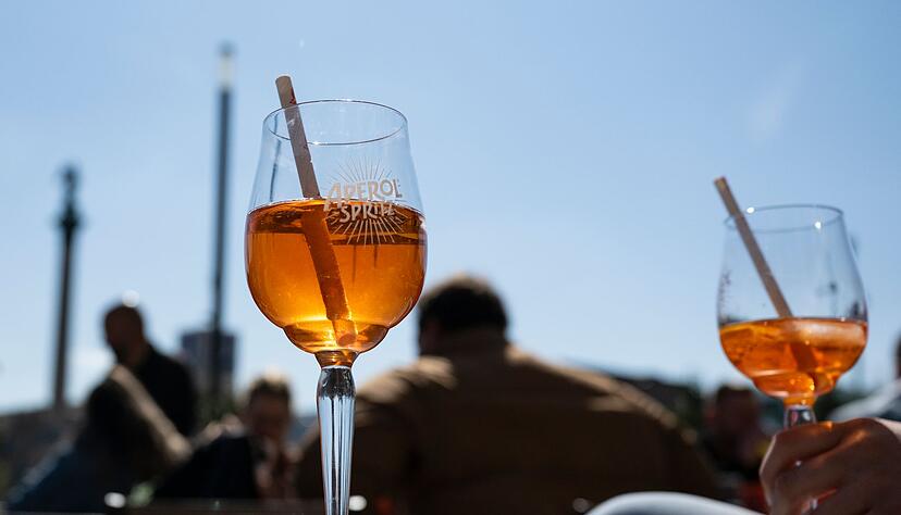 Die Preise f&uuml;r das Mischgetr&auml;nk Aperol Spritz bleiben vielerorts stabil.