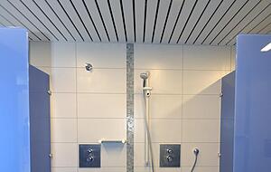 Die sanierungsbed&uuml;rftigen Sauna-Duschen erstrahlen in neuem Glanz.