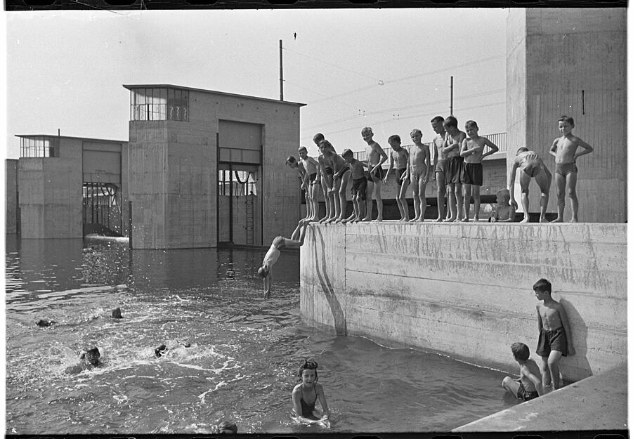 Badefreuden im Neckarkanal an der Otto-Konz-Brücke um 1950.