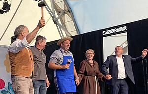 Eppingens OB Klaus Holaschke (rechts) mimt beim Stadtteilsketch das strenge Stadtoberhaupt, das &uuml;ber die Teilorte das letzte Wort hat.