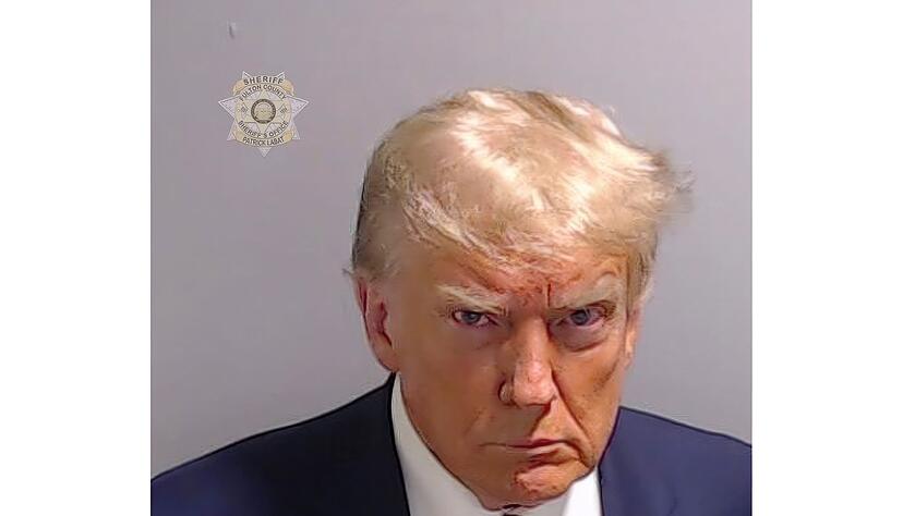 Der frühere US-Präsident Donald Trump hat sich im Bezirksgefängnis in Atlanta den Behörden gestellt. Dabei wurde auch dieses Polizeifoto geschossen.