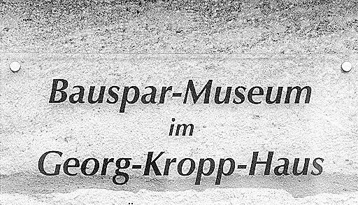 Zusammengestellt von Archiv und Dokumentation der Heilbronner Stimme -
Georg Kropp gründete in Wüstenrot die erste Bausparkasse Deutschlands.  Er wurde 1865 in Swinemünde, im heutigen Polen, geboren. Kropp war als Drogist, Vertreter, Werbetexter und Journalist auf Usedom, in Braunschweig, Mannheim und Ludwigshafen tätig, bevor er 1920 von Heilbronn in das Walddorf Wüstenrot zieht. Bauspar-Museum im Georg-Kropp-Haus, Wüstenrot. Aufnahme aus dem Jahr 1999.