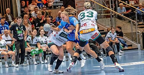 Ein schnelles Wiedersehen gibt es am Samstag für Angunn Gudmestad (am Ball) mit Luisa Schulze (rechts) und Lea Neubrander von Frisch Auf Göppingen. Ein schnelles Wiedersehen gibt es am Samstag für Angunn Gudmestad (am Ball) mit Luisa Schulze (rechts) und Lea Neubrander von Frisch Auf Göppingen.