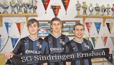 „Es kommt immer wieder vor, dass wir drei Brüder uns im Spiel gegenseitig anmotzen.“
Christian Baier „Es kommt immer wieder vor, dass wir drei Brüder uns im Spiel gegenseitig anmotzen.“
Christian Baier