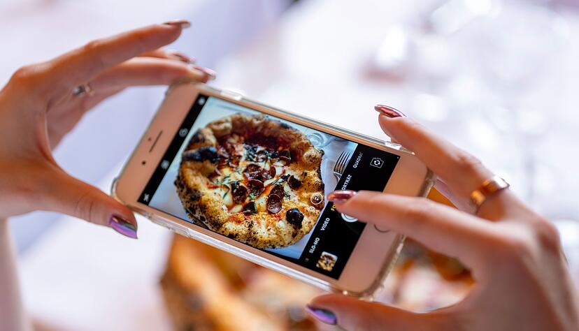 Eine Frau fotografiert mit ihrem Smartphone das Gericht «Drop it like it's hot» im Restaurant «Coccodrillo» im Weinbergspark. Hauptsache «instagrammable» scheint das Motto mancher neuer Lokale zu sein. Eine Frau fotografiert mit ihrem Smartphone das Gericht «Drop it like it's hot» im Restaurant «Coccodrillo» im Weinbergspark. Hauptsache «instagrammable» scheint das Motto mancher neuer Lokale zu sein.