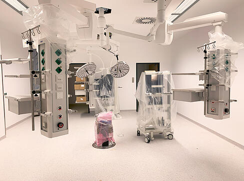 Alle Operationssäle sind im 1. Obergeschoss untergebracht. Dieses Stockwerk mit viel High-Tech bildet das Herzstück des neuen Krankenhauses samt Intensivstation, Herzkatheterlabor und Schlaganfalleinheit. Alle Operationssäle sind im 1. Obergeschoss untergebracht. Dieses Stockwerk mit viel High-Tech bildet das Herzstück des neuen Krankenhauses samt Intensivstation, Herzkatheterlabor und Schlaganfalleinheit.