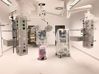 Alle Operationssäle sind im 1. Obergeschoss untergebracht. Dieses Stockwerk mit viel High-Tech bildet das Herzstück des neuen Krankenhauses samt Intensivstation, Herzkatheterlabor und Schlaganfalleinheit. Alle Operationssäle sind im 1. Obergeschoss untergebracht. Dieses Stockwerk mit viel High-Tech bildet das Herzstück des neuen Krankenhauses samt Intensivstation, Herzkatheterlabor und Schlaganfalleinheit.