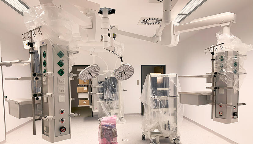 Alle Operationssäle sind im 1. Obergeschoss untergebracht. Dieses Stockwerk mit viel High-Tech bildet das Herzstück des neuen Krankenhauses samt Intensivstation, Herzkatheterlabor und Schlaganfalleinheit. Alle Operationssäle sind im 1. Obergeschoss untergebracht. Dieses Stockwerk mit viel High-Tech bildet das Herzstück des neuen Krankenhauses samt Intensivstation, Herzkatheterlabor und Schlaganfalleinheit.