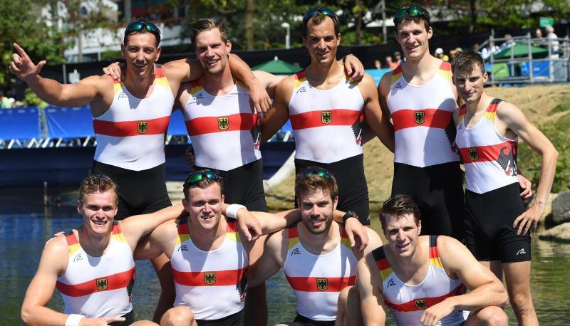 Der Deutschland-Achter mit Felix Drahotta, (stehend l-r), Maximilian Munski, Maximilian Reinelt, Malte Jakschik und Steuermann Martin Sauer sowie Hannes Ocik (hockend l-r), Andreas Kuffner, Eric Johannesen und Richard Schmidt jubeln im August 2016 nach dem Gewinn der Silbermedaille im Achterfinale bei den Olympischen Spielen in Rio de Janeiro. Foto: Soeren Stache