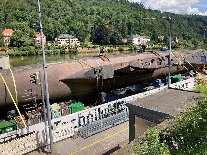 Nun liegt das U-Boot schräg und passt hoffentlich unter der Brücke in Heidelberg durch.