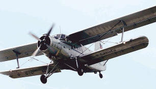 Eine Antonov am Himmel &uuml;ber Sinsheim: Pilot Juri Eichwald transportierte fr&uuml;her Menschen in Nordrussland. Dabei kam es schon mal vor, dass er eine Gro&szlig;mutter zum Kaffeetrinken zur Freundin flog. (Foto: Marc Schmerbeck)