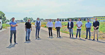 Treffen im neuen Gewerbegebiet: Andreas Nußbaum (BIT Ingenieure), Philip Kircher (Erschließungsfirma Wolff & Müller), Peter Erb (Elektrotechnik Erb), Tim Bertsch (Riedle + Bertsch), Joachim Schäffer, Sadmir Mujic (beide IFA Mess-, Regel- und Elektrotechnik), Alexander Beck (AF Wärme), Thomas, Alexander und Christian Glaub (Glaub Werkzeugmanagement) sowie Bürgermeister Norbert Heuser.
Foto: Katharina Müller