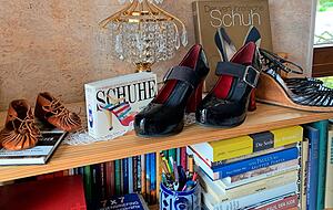 Überall stehen im Hause Schuh Schuhe rum: Auch auf dem Bücherregal. Überall stehen im Hause Schuh Schuhe rum: Auch auf dem Bücherregal.