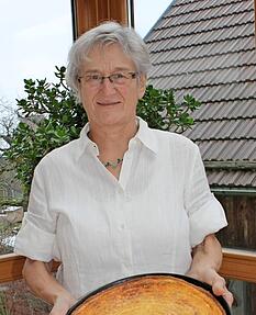 Barbara Pscherwok mit dem goldbraunen Kuchen.
Fotos: Sabine Friedrich Barbara Pscherwok mit dem goldbraunen Kuchen.
Fotos: Sabine Friedrich
