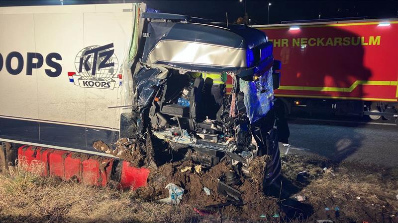 Unfall auf der A6 am frühen Morgen: Ein Lkw krachte auf Höhe von Erlenbach in einen Reisebus. Vier Personen wurden leicht verletzt. Unfall auf der A6 am frühen Morgen: Ein Lkw krachte auf Höhe von Erlenbach in einen Reisebus. Vier Personen wurden leicht verletzt.