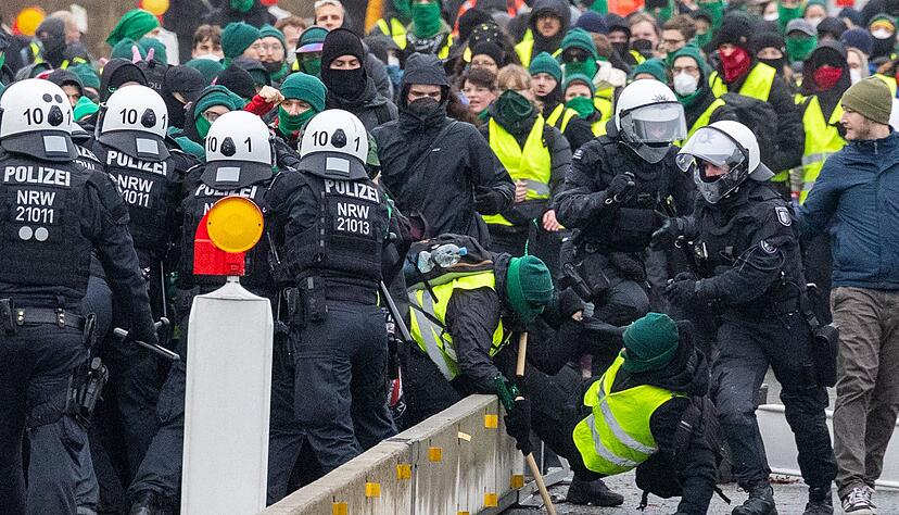 Bei den Protesten kam es zu Rangeleien und Zusammenst&ouml;&szlig;en.