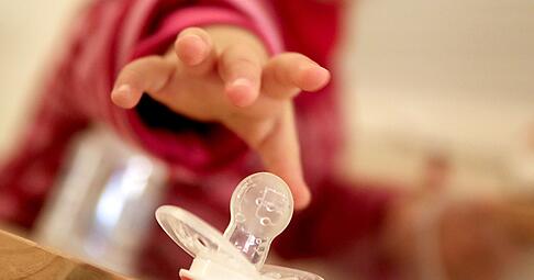 Die Stiftung Warentest hat die Sicherheit von 13 Schnullern unter die Lupe genommen - nicht in allen F&auml;llen mit positivem Ergebnis.