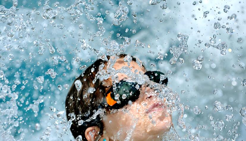 Wie gut kann das Kind schwimmen? Kennt es die Gefahren? Diese Fragen helfen dabei, herauszufinden, ob das Kind fit für seinen ersten Freibadbesuch ohne Eltern ist. Wie gut kann das Kind schwimmen? Kennt es die Gefahren? Diese Fragen helfen dabei, herauszufinden, ob das Kind fit für seinen ersten Freibadbesuch ohne Eltern ist.